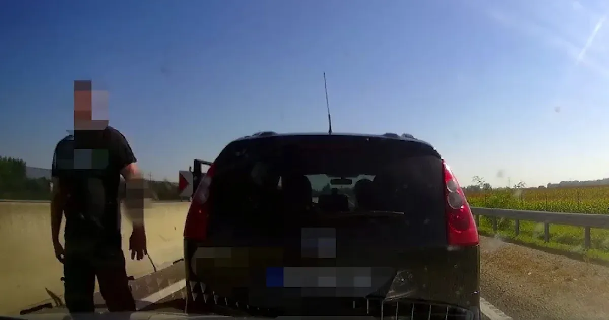 Gyerekekkel a kocsiban büntetőfékezett egy autós az M85-ösön