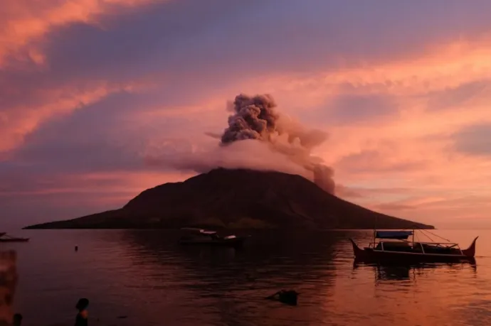 Pár óra alatt 16 ezer villámcsapás vezette fel az újabb hatalmas vulkánkitörést Indonéziában