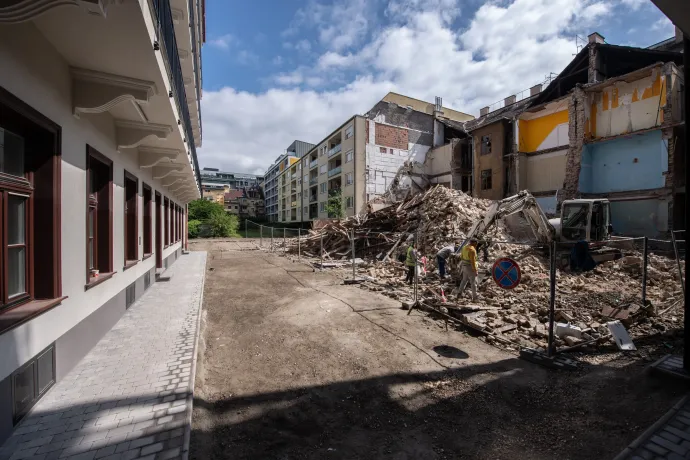 A Gát utca 24. többi házzal összenyitott belső udvara, és a ház hátsó lakásaiból nyíló franciaerkély – Fotó: Bődey János / Telex