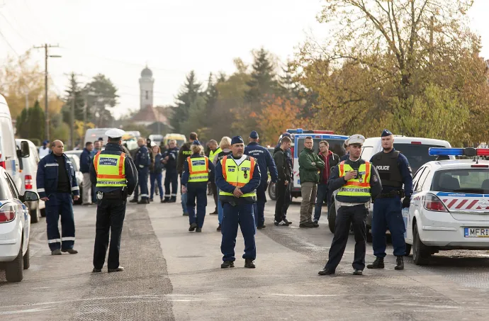 Rendőri készültség Bőny főutcájában, a Szabadság úton 2016. október 26-án – Fotó: Krizsán Csaba / MTI