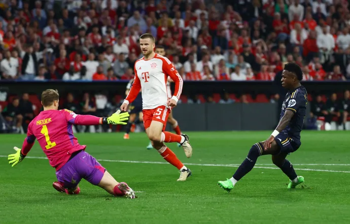 Vinicius elpasszolta Neuer mellett a labdát, ezzel vezetett a Real – Fotó: Kai Pfaffenbach / Reuters