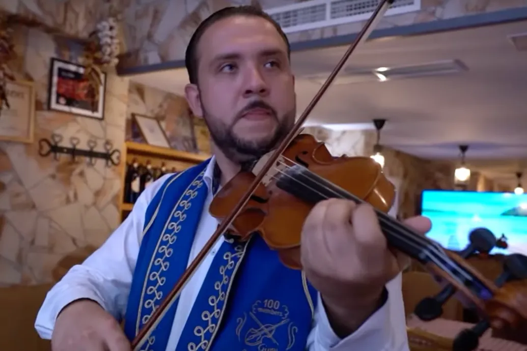 Egymilliárdból élénkíti fel a kávéházi cigányzenét a kormány