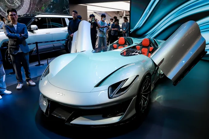 Már kétüléses, tető nélküli roadsterre is akad vevő Kínában. Legalábbis erre vall a teljesen elektromos hajtású Fangcsengbao Super 9 tanulmány bemutatása, amit Bao 9 néven terveznek sorozatban gyártani – Fotó: Gajdán Miklós/AutóMagazin 