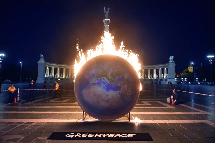 A Greenpeace aktivistáinak lángoló földgömböt ábrázoló installációja Budapesten, a Hősök terén 2019. szeptember 4-én. A környezetvédő szervezet az akcióval a klímavészhelyzetre akarja felhívni a figyelmet. – Fotó: Máthé Zoltán / MTI