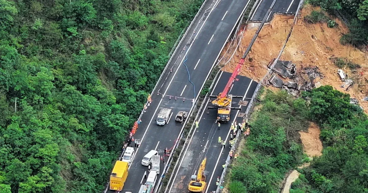 36 ember meghalt, miután beszakadt egy gyorsforgalmi út Kínában