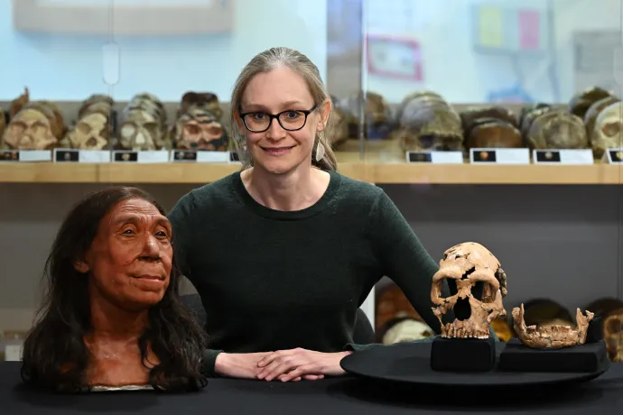 Emma Pomeroy professzor a neandervölgyi nő modelljével és rekonstruált koponyájával – Fotó: Justin Tallis / AFP 