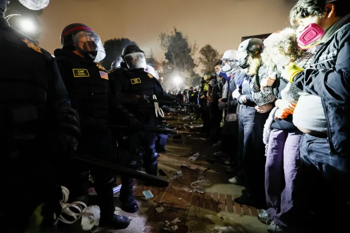 Könnygáz és gumilövedékek bevetésével rohamozta meg a rendőrség a kaliforniai UCLA palesztinpárti hallgatóit