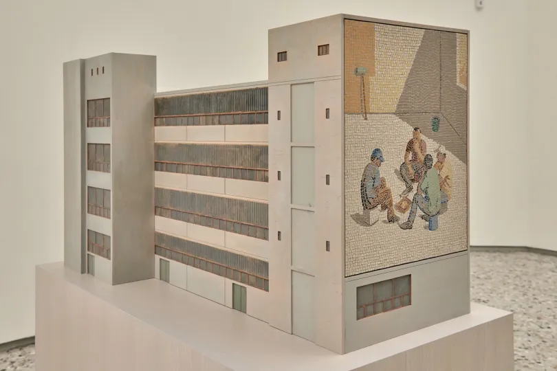 Șerban Savu munkái a velencei Biennálén, a festmény címe "Május elseje" – Fotó: Marius Popuț / Romanian Pavilion 2024 
