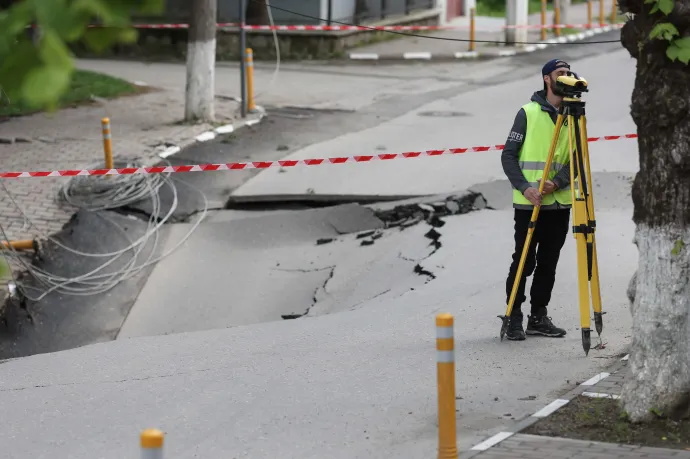 További kilakoltatásokat rendeltek el Slănicon a beszakadt úttest miatt