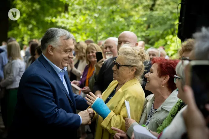 Orbán elment abba a faluba is, ahol a „No Migration, No Gender, No War” feliratra cserélték a helységnévtáblát