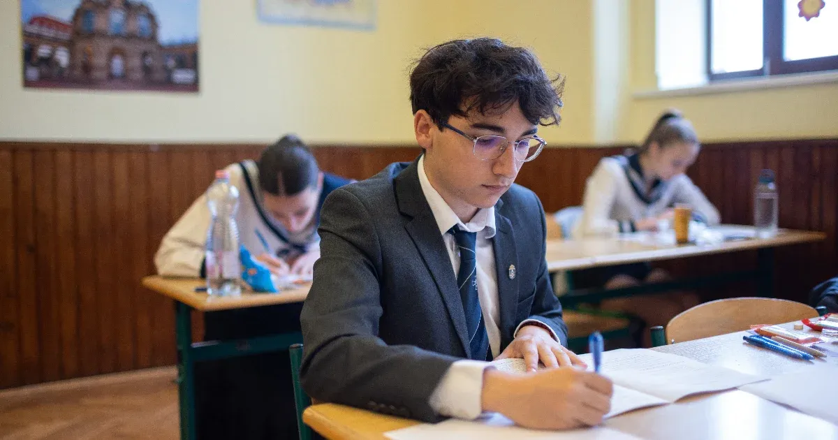 Több mint hetvenötezer diák érettségizik hétfőn magyar nyelv és irodalomból