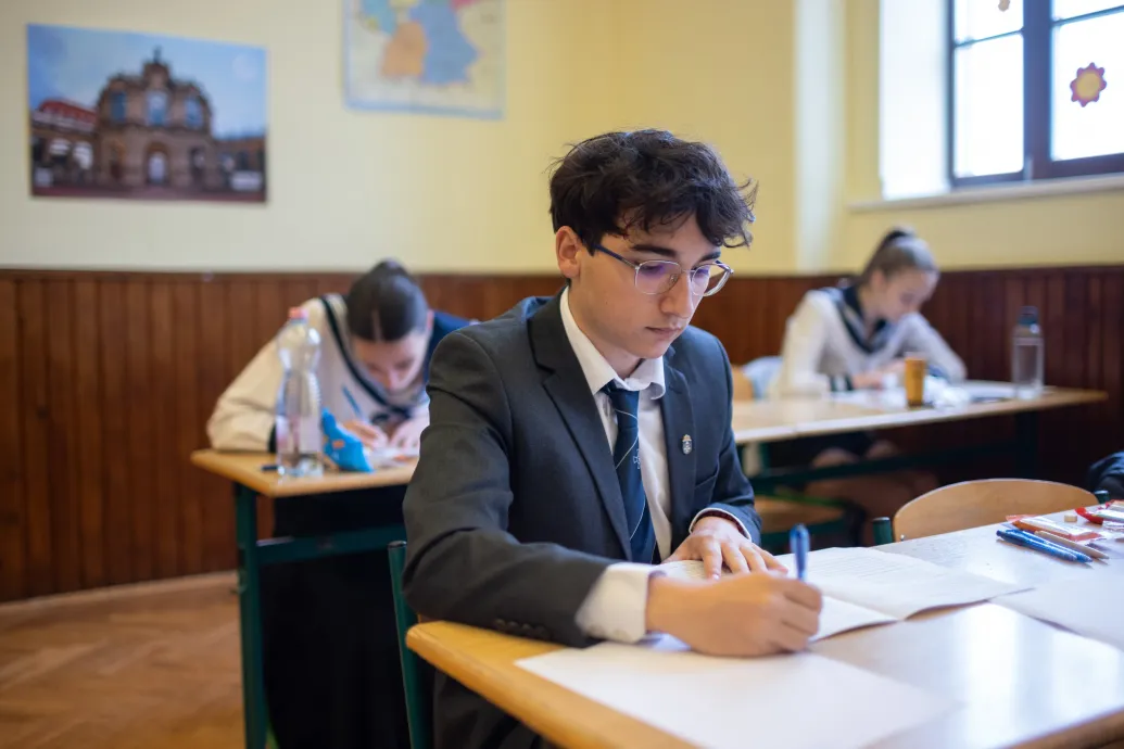 Több mint hetvenötezer diák érettségizik hétfőn magyar nyelv és irodalomból