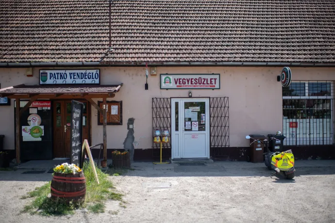 A falu kisboltja és kocsmája – Fotó: Bődey János / Telex