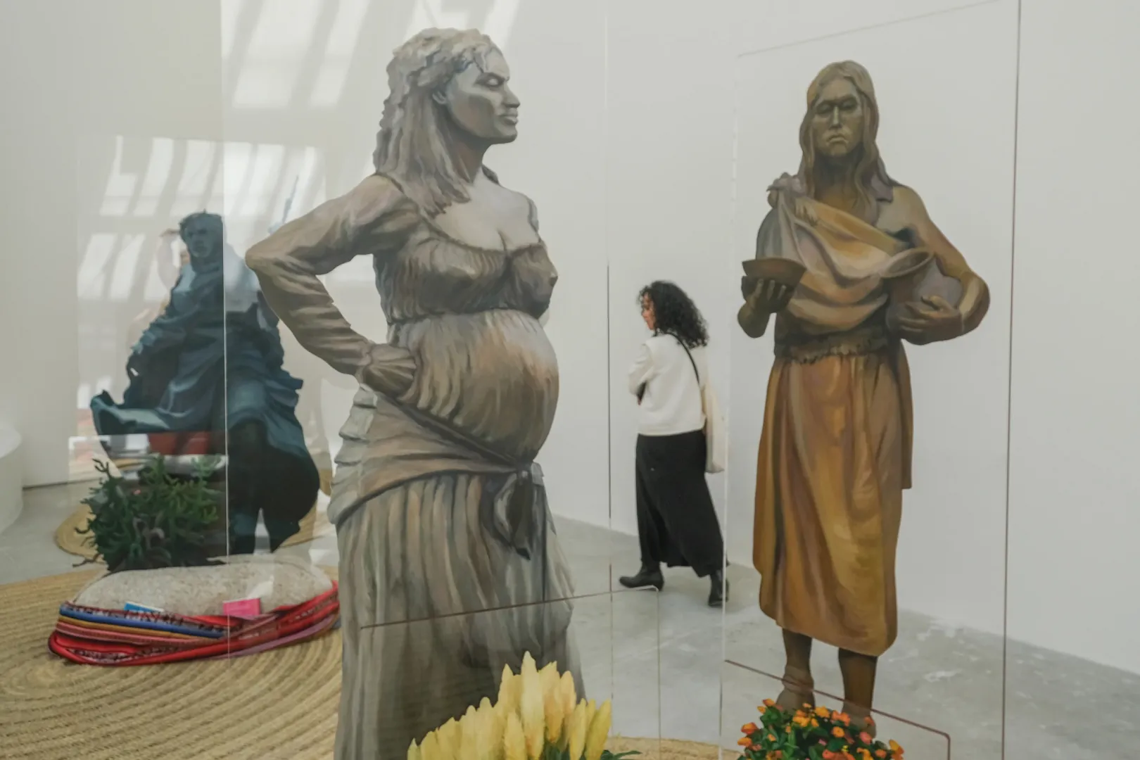 Látogató a spanyol pavilonban a "Migrant Garden" nevű kiállításon 2024. április 16-án – Fotó: Stefano Mazzola / Getty Images