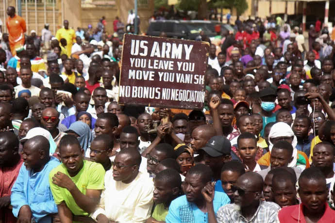 Nigeriek tiltakoznak az amerikai katonai jelenlét ellen Niameyben 2024. április 13-án – Fotó: Mahamadou Hamidou / Reuters