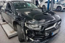A Mercedest decemberben törte össze egy figyelmetlen autós, de a gyár még mindig nem tudott új lökhárítót adni