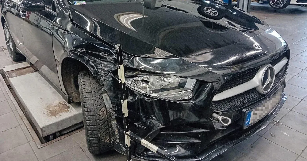 A Mercedest decemberben törte össze egy figyelmetlen autós, de a gyár még mindig nem tudott új lökhárítót adni