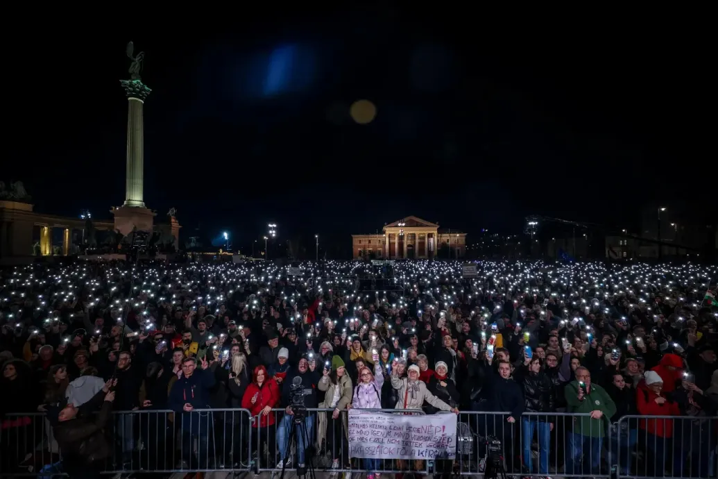 11 fiatalt támogatnak az influenszertüntetésen gyűjtött 219 millió forintból
