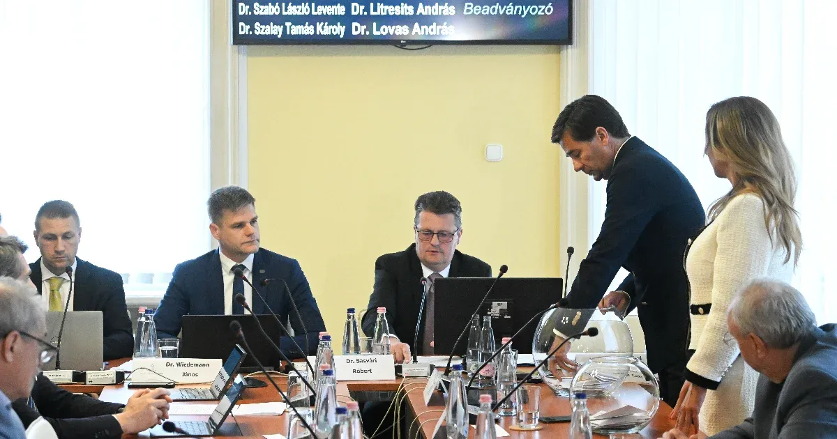Ilyen sorrendben szerepelnek majd a pártlisták az EP-választás szavazólapján