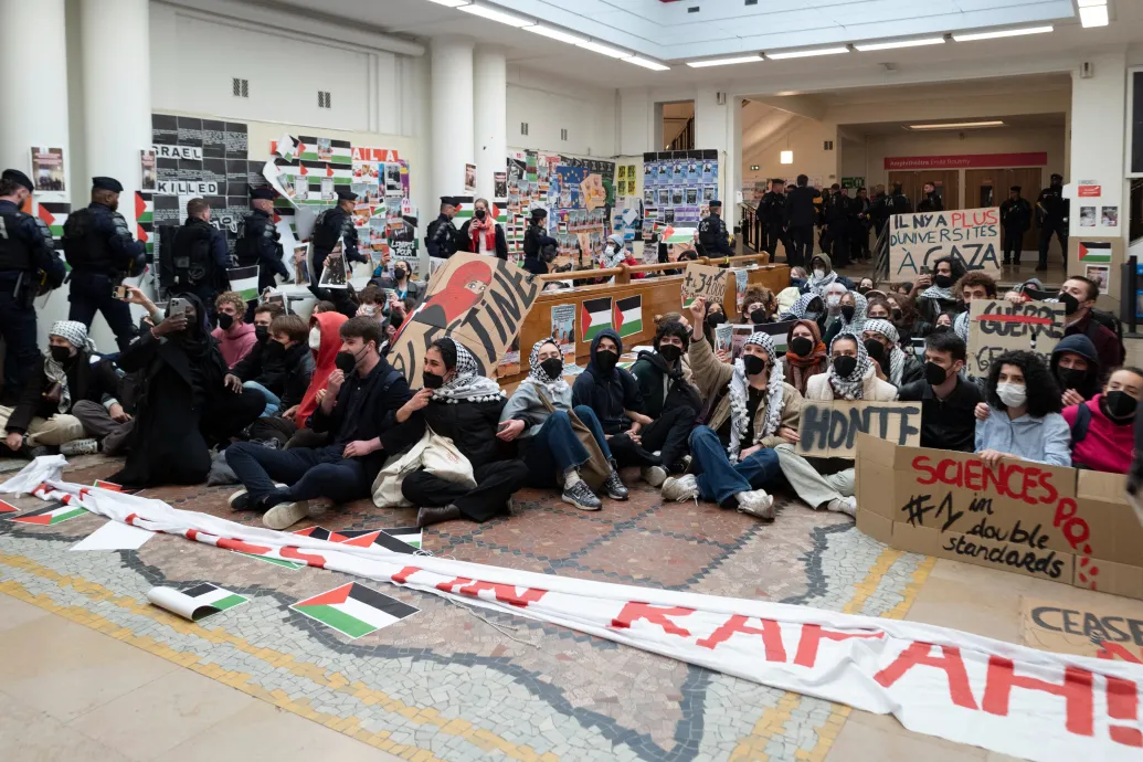 Feloszlatták a rendőrök a palesztinpárti ülősztrájkot Párizsban