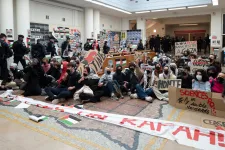 Feloszlatták a rendőrök a palesztinpárti ülősztrájkot Párizsban