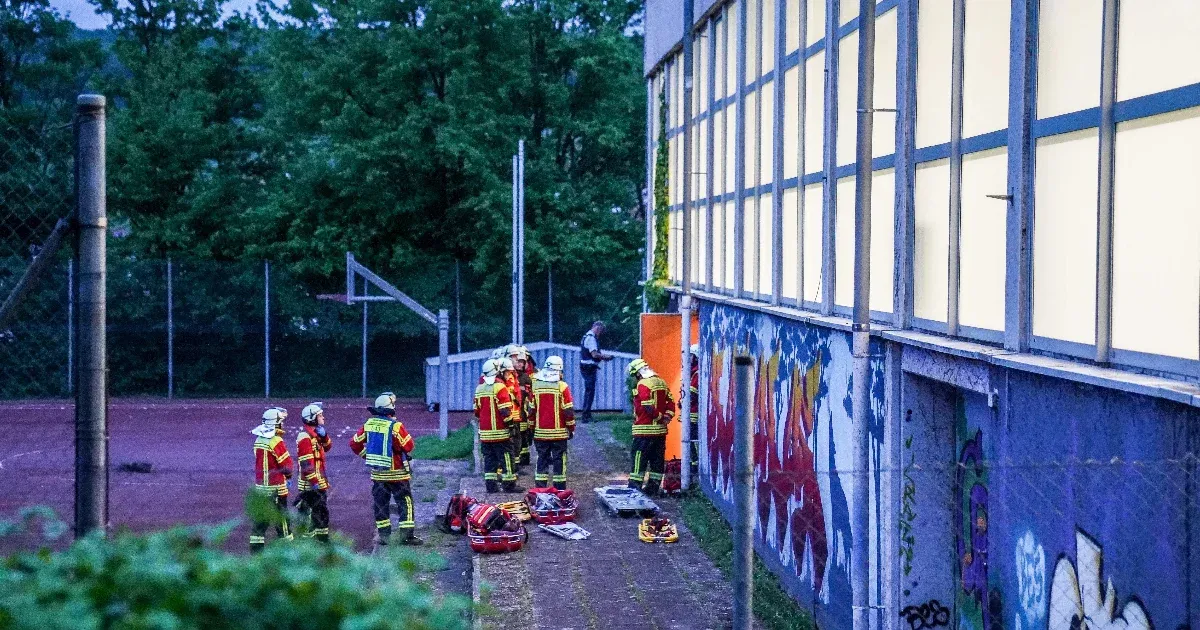 Négy gyerek alatt szakadt be egy sportközpont teteje Németországban