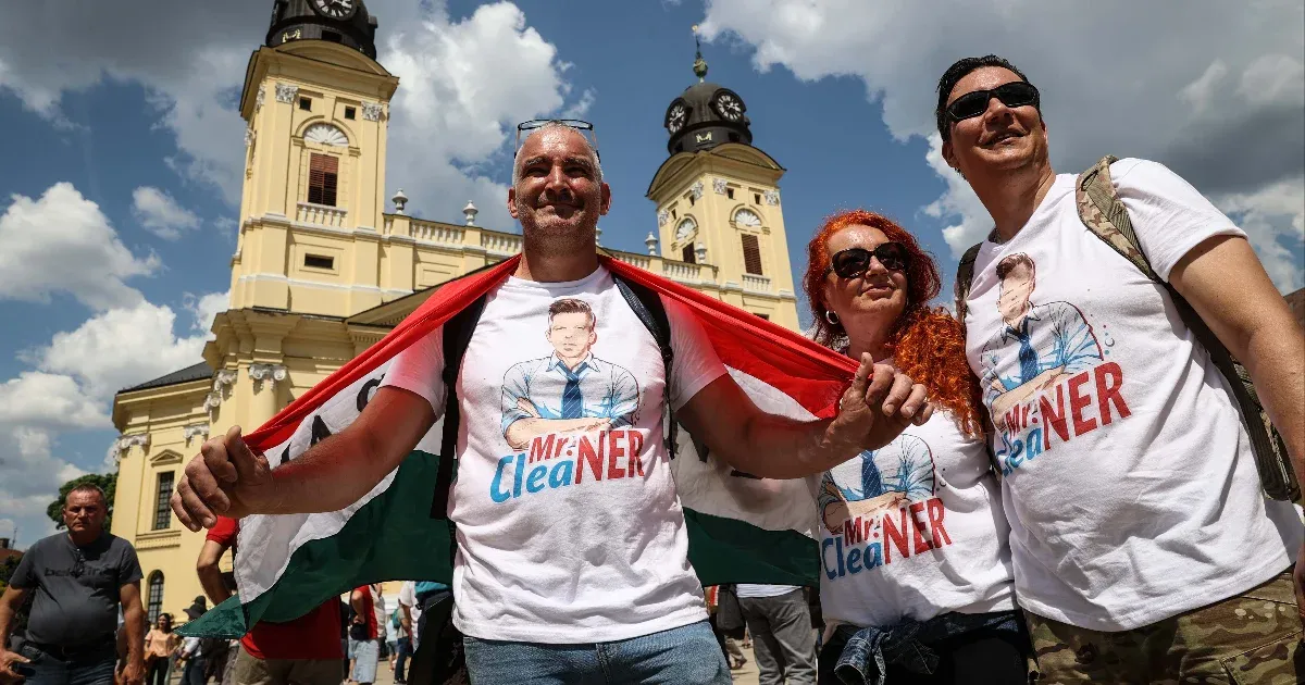 Elkezdődött Magyar Péter tüntetése Debrecenben
