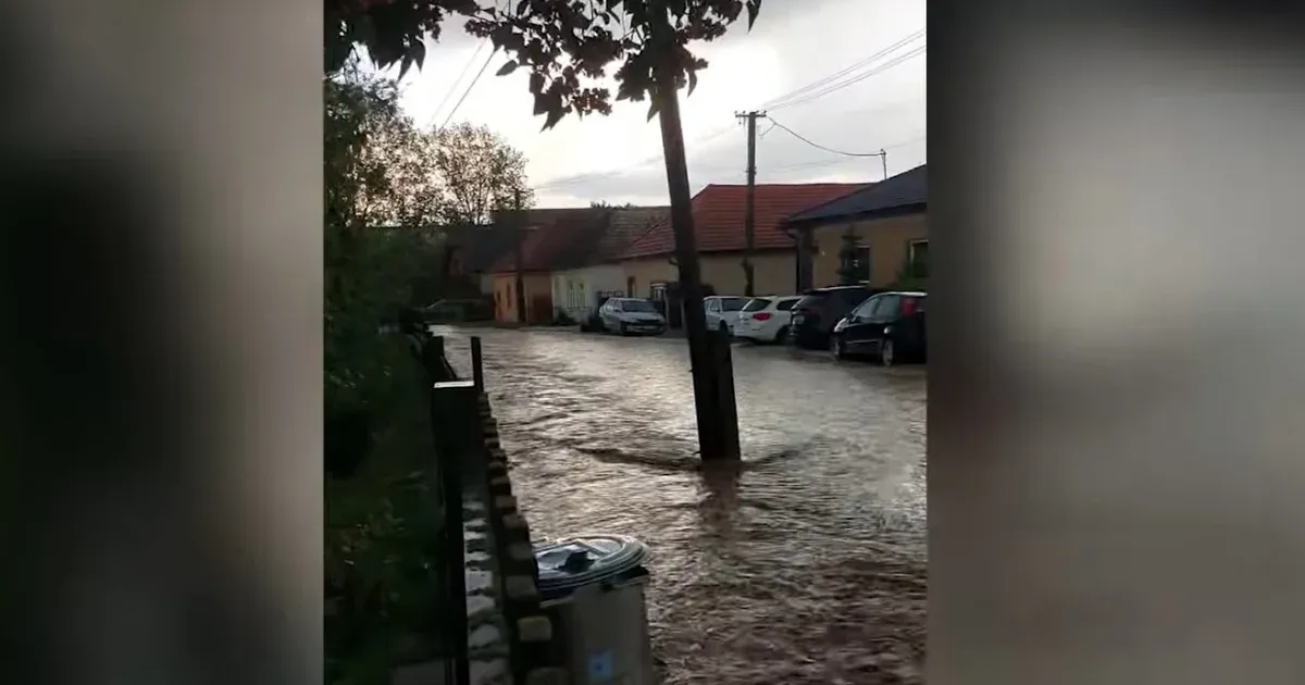 Villámárvíz öntötte el a szlovákiai Simonyt egy felhőszakadás után