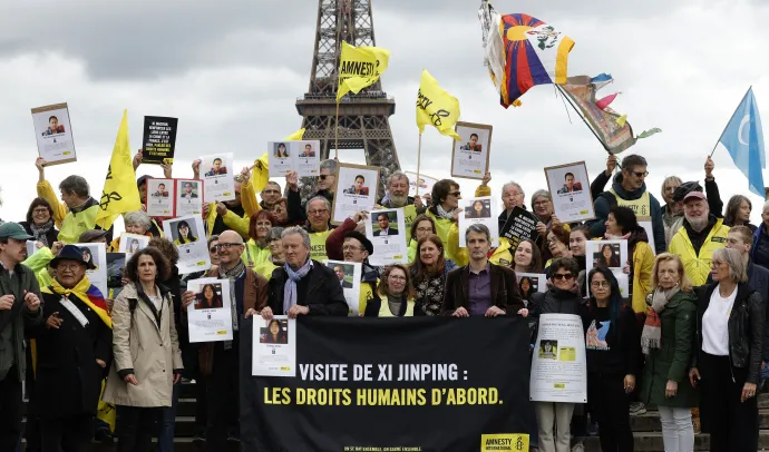 Az Amnesty International aktivistái tüntetnek Párizsban Hszi Csin-ping látogatása előtt, az emberi jogokra hívva fel a figyelmet a molinójukon 2024. május 4-én – Fotó: Geoffroy Van Der Hasselt / AFP