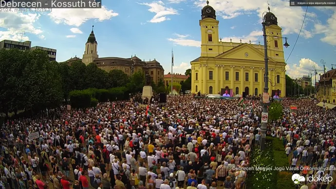 Debrecen főtere Magyar Péter beszéde alatt a Kossuth téri webkamera képén– Forrás: Időkép