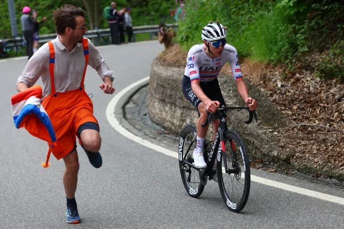 Tadej Pogačar úton a győzelem felé a Giro d'Italián – Fotó: Luca Bettini / AFP