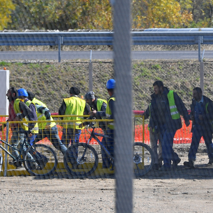 Félrevezető a magyar gyárakban robotoló képzetlen vendégmunkások képe