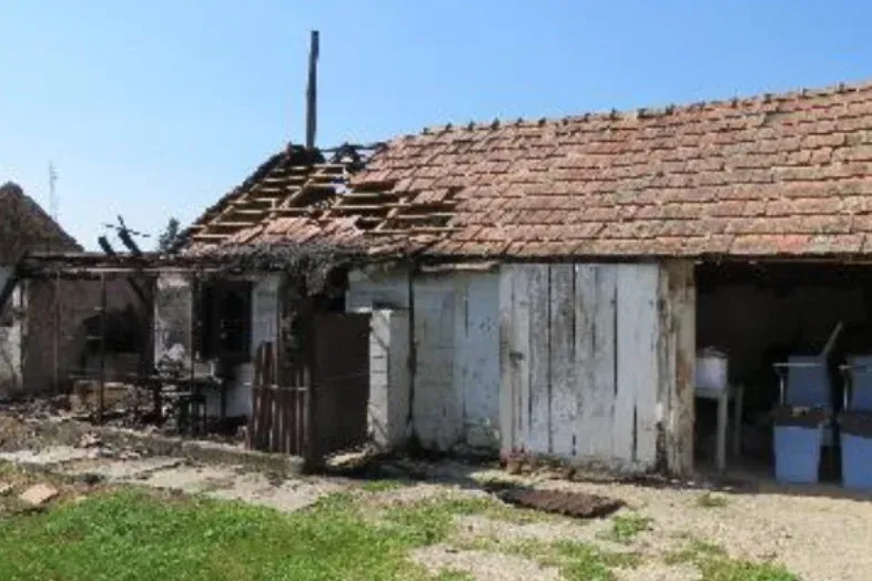 Összeveszett a főbérlőjével egy albérlő Marcalinál, fel is gyújtotta a házát