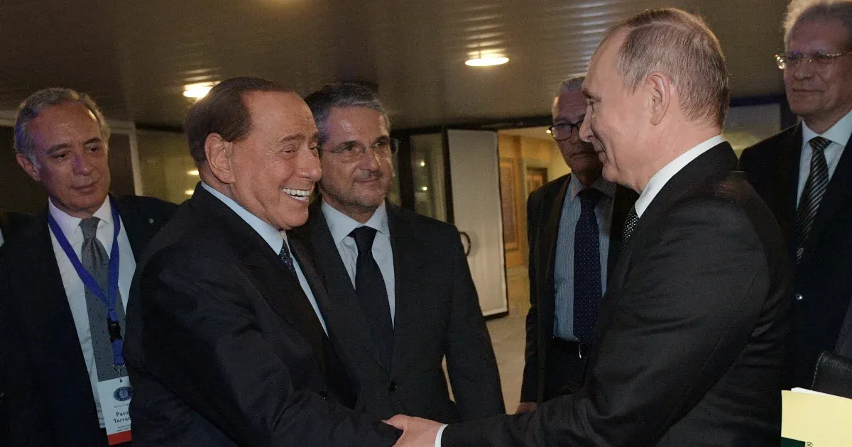 Putyin egyszer kivágta egy szarvas szívét és Berlusconinak adta, állítja egy volt szenátor