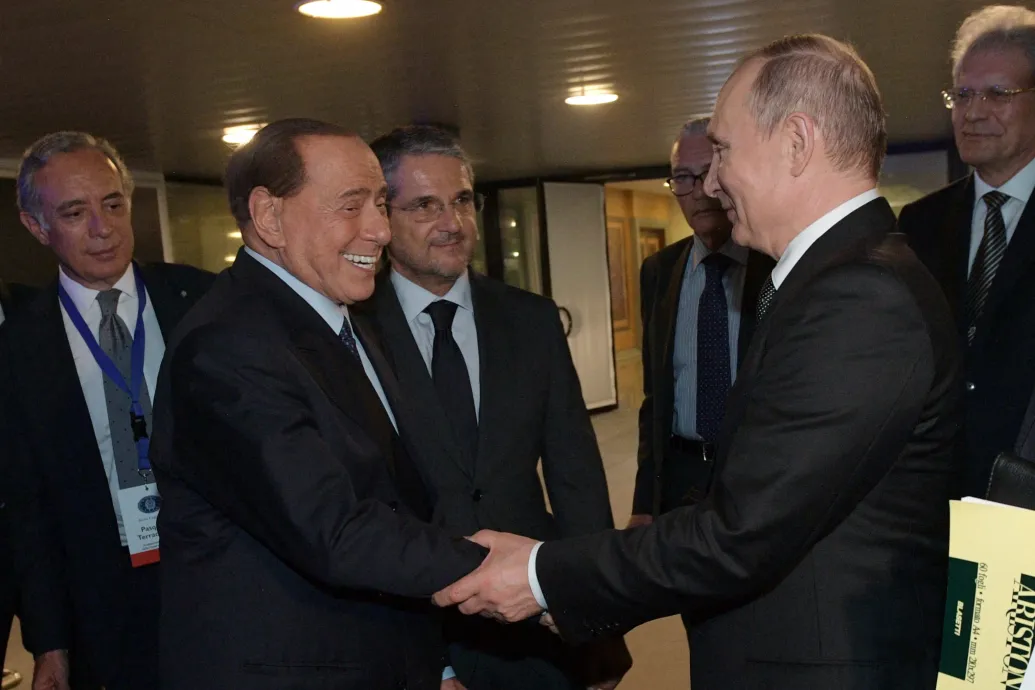 Putyin egyszer kivágta egy szarvas szívét és Berluscóninak adta, állítja egy volt szenátor
