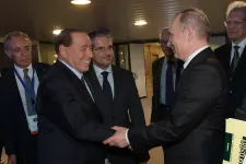 Putyin egyszer kivágta egy szarvas szívét és Berlusconinak adta, állítja egy volt szenátor