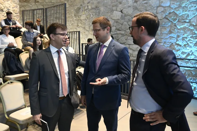 Bóka János, Gulyás Gergely és Törcsi Péter, az Oeconomus Gazdaságkutató Alapítvány kuratóriumi elnöke a Magyarország 20 éve az Európai Unióban című konferencián 2024. május 6-án – Fotó: Kovács Tamás / MTI