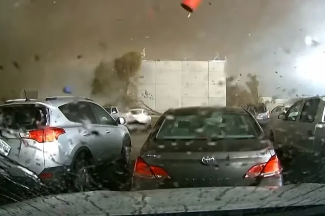 Egy fedélzeti kamera rögzítette, ahogy egy tornádó pillanatok alatt porrá zúz egy nebraskai épületet