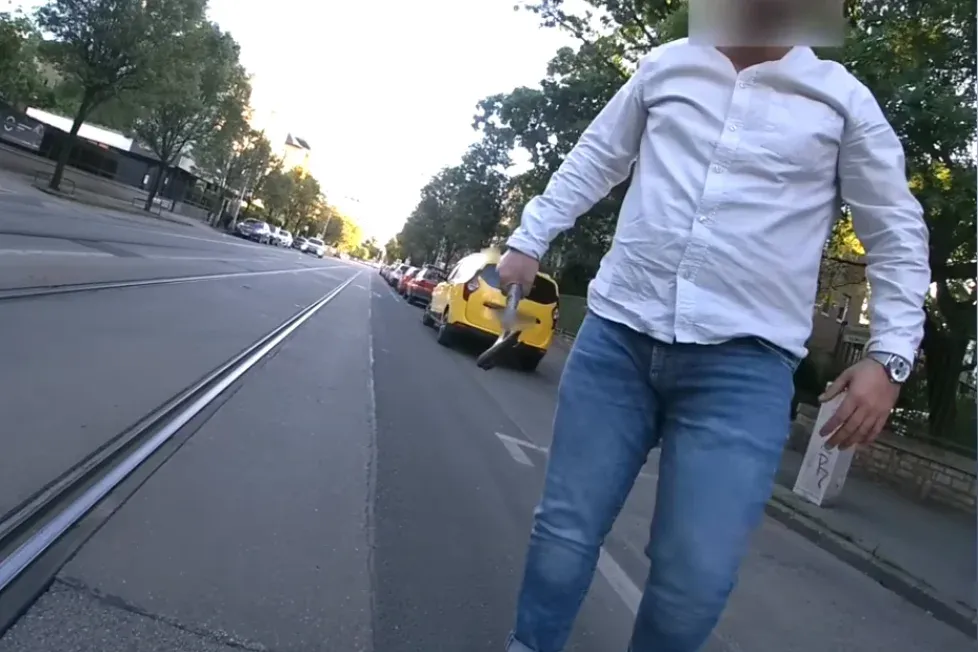 Kalapáccsal a kezében várt be egy taxis egy bringást, aki korábban beintett neki egy zebránál