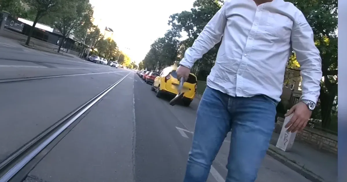 Kalapáccsal a kezében várt be egy taxis egy bringást, aki korábban beintett neki egy zebránál