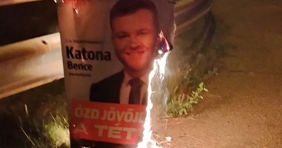 A kampányfőnök futott bele a Fidesz lángoló plakátjaiba Ózdon a helyi szervezet szerint