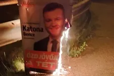 A kampányfőnök futott bele a Fidesz lángoló plakátjaiba Ózdon a helyi szervezet szerint