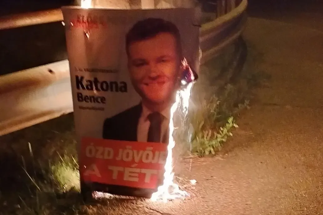 A kampányfőnök futott bele a Fidesz lángoló plakátjaiba Ózdon a helyi szervezet szerint