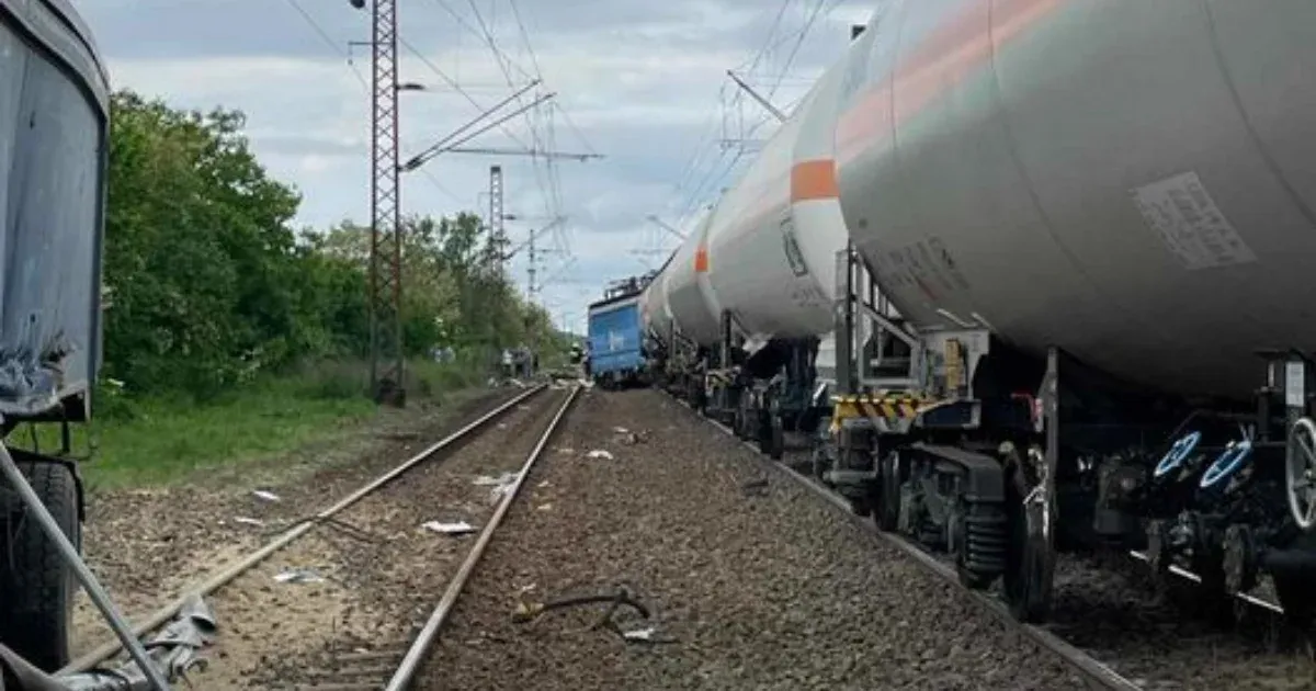 Kamionnal ütközött a tehervonat Adácsnál, mentőhelikopter érkezett a baleset helyszínére