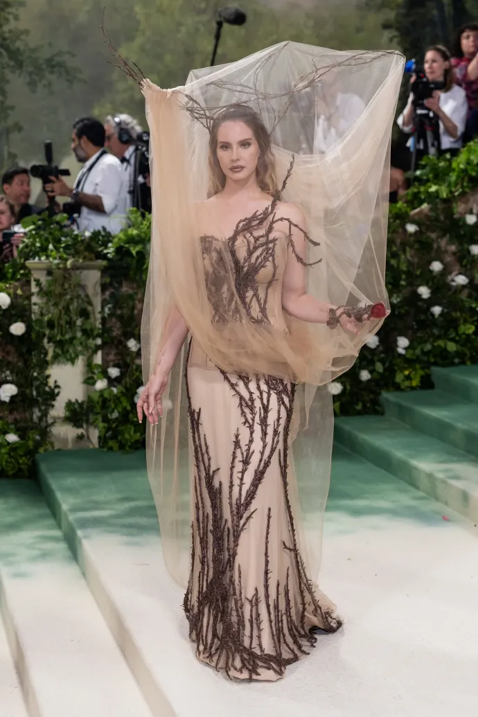 Nicole Kidman Balenciagában – Fotó: Gotham / Getty Images; Lana Del Rey Alexander McQueenben – Fotó: Gotham / Getty Images