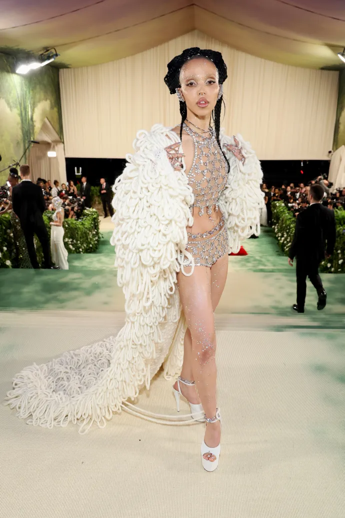 FKA Twigs Stella McCartney-ben – Fotó: Kevin Mazur / Mg24 / Getty Images; Jennifer Lopez Schiaparelliben – Fotó: Jeff Kravitz / FilmMagic / Getty Images