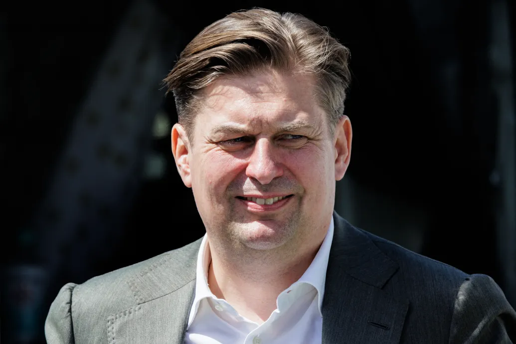 Átkutatta a rendőrség a német szélsőjobbos EP-képviselő irodáját, mert letartóztatott asszisztense Kínának kémkedhetett