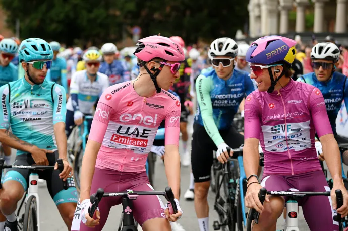 A rózsaszín felsős és elvileg gesztenyebarna alsós Tadej Pogačar és a ciklámen mezes Filippo Fiorelli a Giro d'Italia 3. szakaszának rajtjánál – Fotó: Dario Belingheri / Getty Images