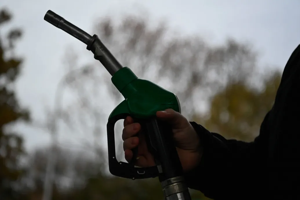 Péntektől 8 forinttal csökken a benzin ára, 5 forinttal a gázolajé