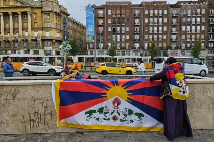 Neither the Chinese nor the Hungarian police should tackle me for raising the Tibetan flag